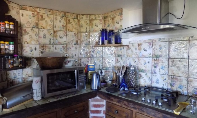 Marliac House | Holiday Home with Shared Pool and Mountain View