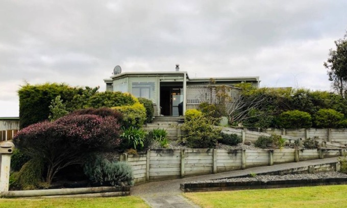 Waitarere Beach House | Holiday House with additional Sleepout to Rent Separately