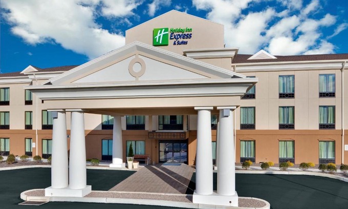 Lebanon Hotel | Holiday Inn Express Hotel & Suites Lebanon by IHG