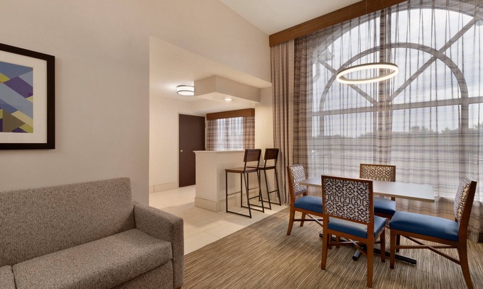 Auburn Hotel | Holiday Inn Express Hotel & Suites Auburn - University Area by IHG