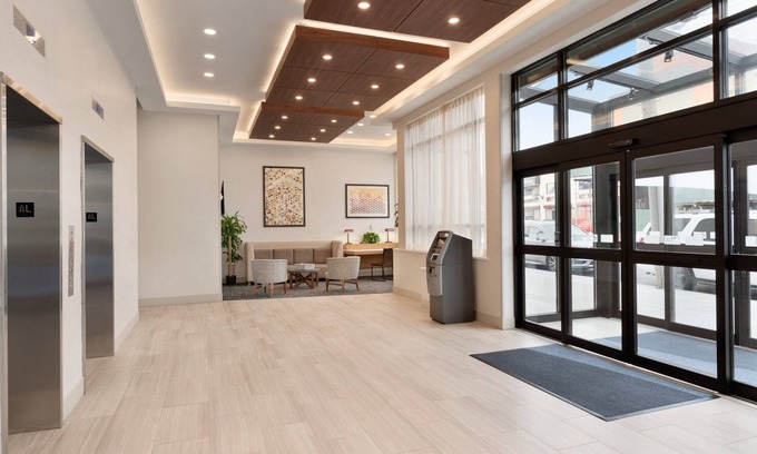 Queens Hotel | Holiday Inn Express Jamaica - JFK AirTrain - NYC by IHG