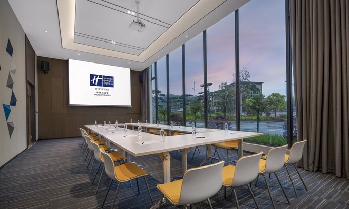 Changjiang County Hotel | Holiday Inn Express Jingdezhen Ancient Town by IHG