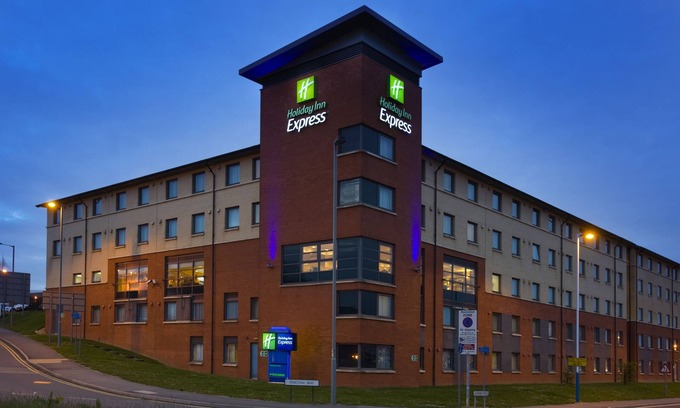 Luton Hotel | Holiday Inn Express London Luton Airport by IHG