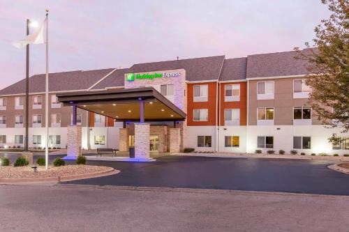 St. Charles Hotel | Holiday Inn Express & Suites Chicago West - St Charles by IHG