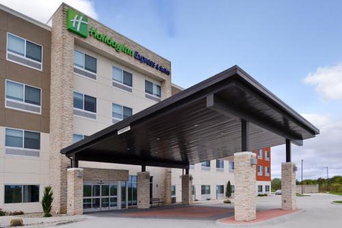 Lee's Summit Hotel | Holiday Inn Express & Suites - Kansas City - Lee's Summit by IHG