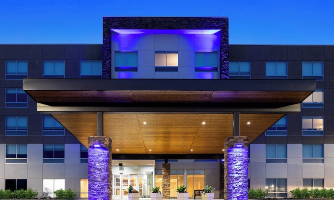 Waynesboro Hotel | Holiday Inn Express & Suites Waynesboro East by IHG