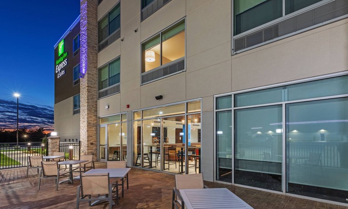 Parsons Hotel | Holiday Inn Express & Suites Parsons by IHG