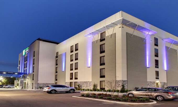 Jackson Hotel | Holiday Inn Express & Suites Jackson Downtown - Coliseum by IHG