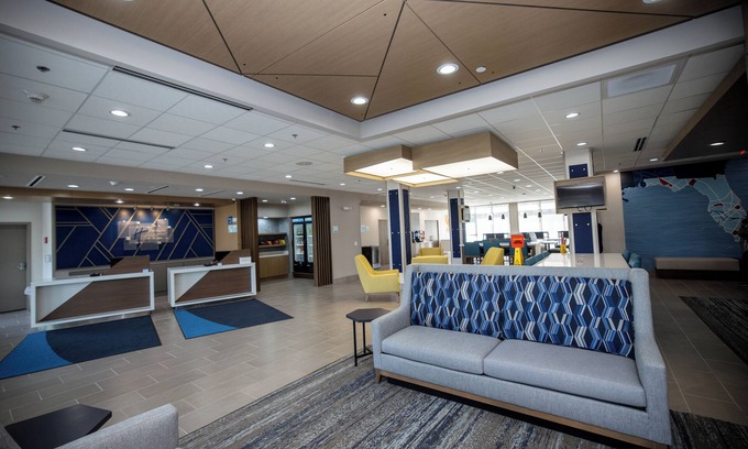 Tampa Hotel | Holiday Inn Express & Suites Tampa Stadium – Airport Area by IHG