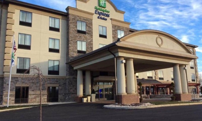 Homeacre-Lyndora Hotel | Holiday Inn Express & Suites Butler by IHG