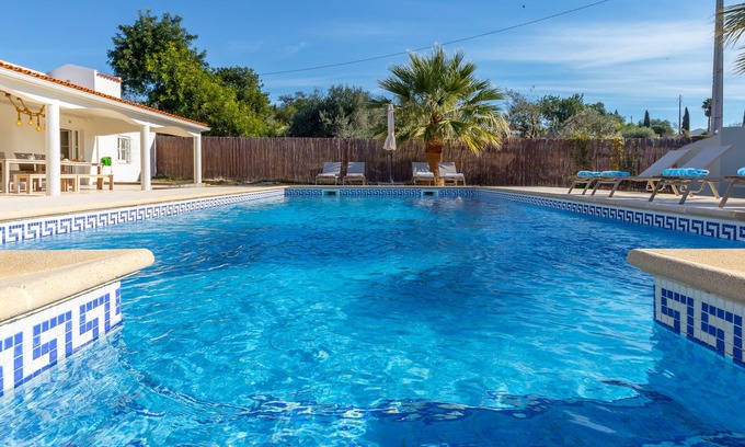 Mem Moniz Villa | Holiday villa with spacious terrace and large pool