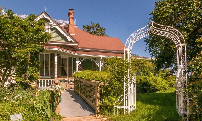 Hamilton Bed & Breakfast | Holly House of Hamilton