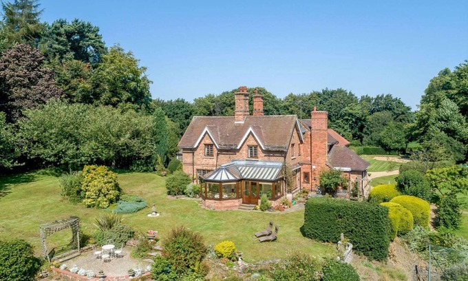 Ravenshead House | Holly Lodge