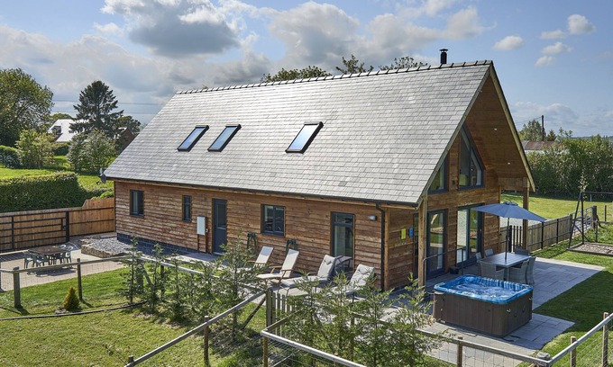 Kingswood Cottage | HOLLY LODGE, pet friendly, luxury holiday cottage in Montgomery