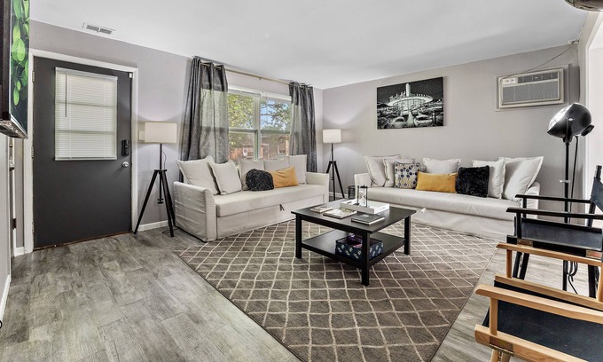 Aurora Apartment | Hollywood-Themed Apt in Aurora/WiFi/FreeParking/75"TV/AppleTV/YouTubeTV