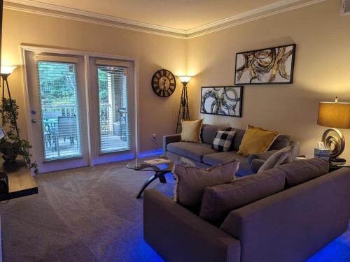 Executive Park Apartment | Home Away from Home for the Holidays - "Sleeps 7" Come Stay & Play INSTANT BOOKING!