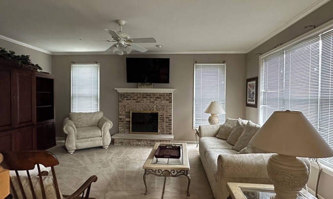 Carol Stream House | Home For The Holidays!