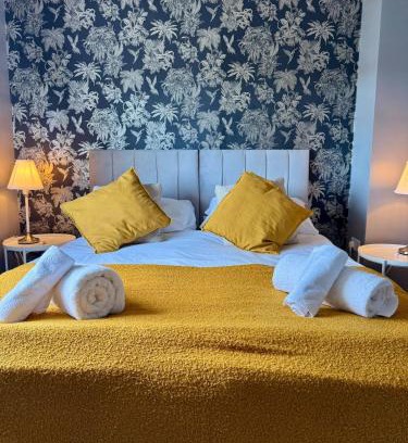 Keynsham House | Home in between Bath and Bristol - Sleeps 9 guests