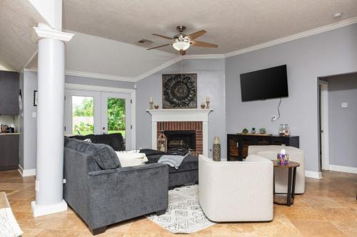 League City House | Home in League City, TX with firepit & grill