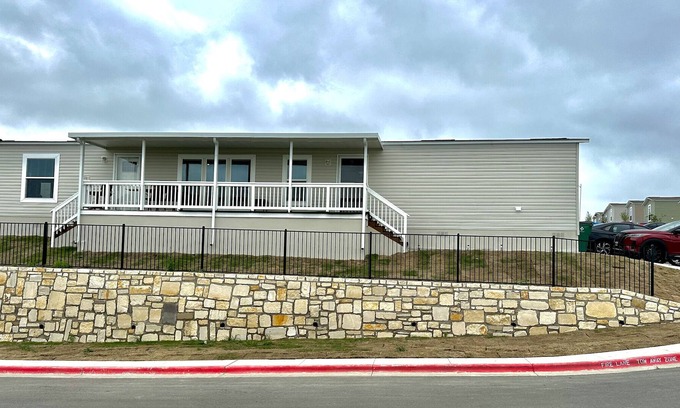 Del Valle House | Home near Austin-Airport/COTA/Tesla