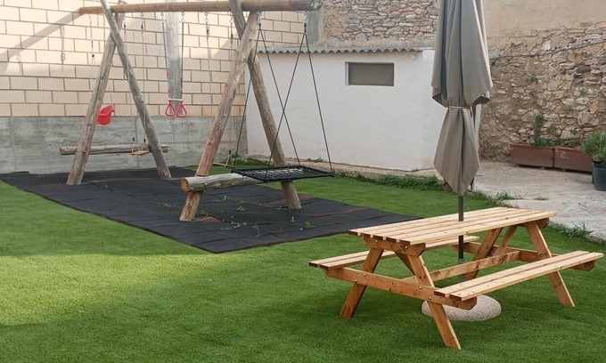 Arguedas Cottage | HOME TO ENJOY IN STYLE ! Garden, barbecue, swimming pool, swings, ping-pong.