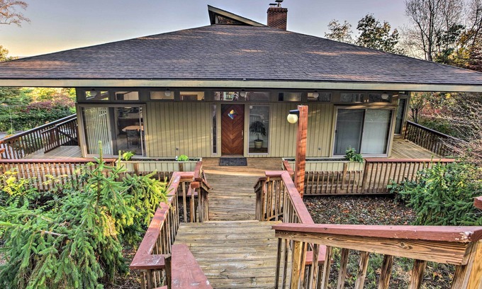Radford House | Home with Wraparound Deck + Blue Ridge Mtn Views!
