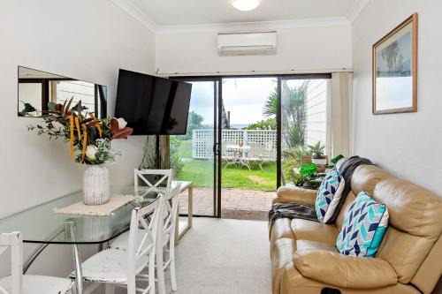 Narrabeen Apartment | Homely Beachfront Apartment with Direct Beach Access - The Coachhouse