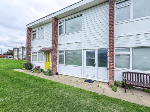 Scratby Ski Chalet | Homely Chalet To Hire In Scratby Nearby The Beach In Norfolk Ref 76166B