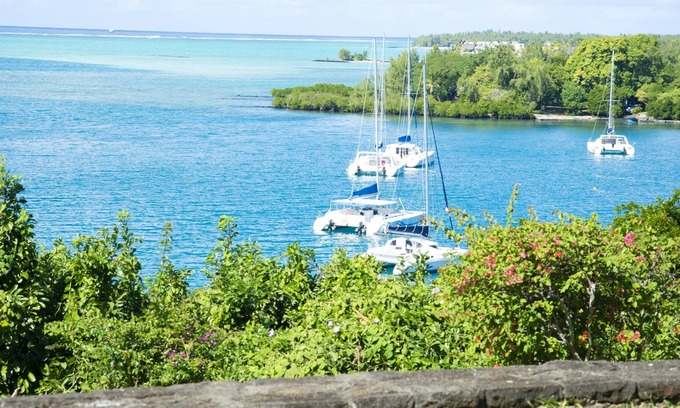 Trou d'Eau Douce Apartment | Homerez - Appartement for 6 ppl. with shared pool and garden at Trou d'Eau Douce