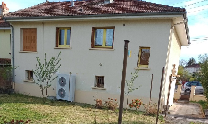 Montlucon House | Homerez - Comfortable house in Montluçon with secluded garden