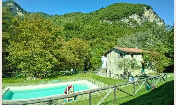 Gallicano House | Homerez - House for 8 ppl. with swimming-pool, sauna and garden at Gallicano