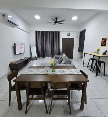 Ijok House | Homestay Iris Puncak Alam l Bersebelahan Hospital UiTM Puncak Alam l Teres 2 Tingkat