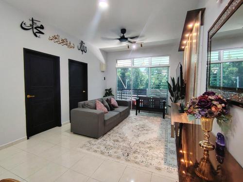 Kampung Jelatang House | Homestay Naaila, Alor Gajah