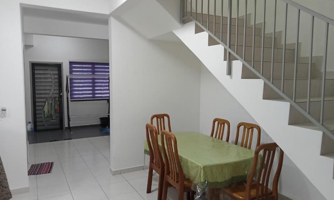 Ijok House | Homestay UmahMak