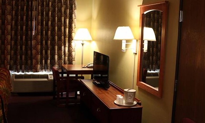 Schererville Hotel | HomeTown Inn & Suites
