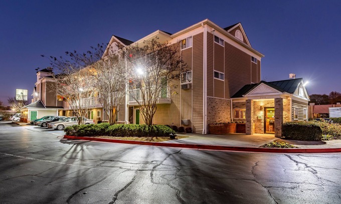 Chamblee Hotel | HomeTowne Studios by Red Roof Atlanta - Chamblee