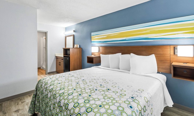 Florence Hotel | HomeTowne Studios by Red Roof Florence, KY-Cincinnati Airport
