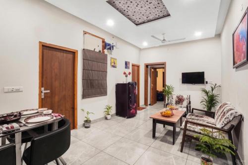 Dilshad Garden Apartment | Homlee-Luxurious 2BHK-Dilshad Metro- Ground Floor