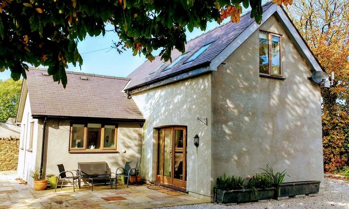 Rhosybol Cottage | Honey cottage is just 3 miles from Amlwch on the northern coast of Anglesey.