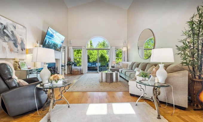 Bloomington House | Hoosier Estate - Steps to IU