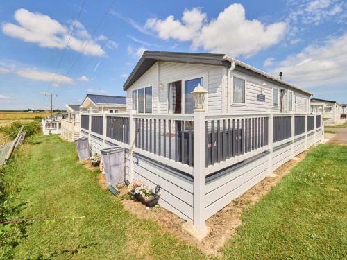 Leysdown-on-Sea Ski Chalet | Host & Stay - Clearwater Willerby Lodge