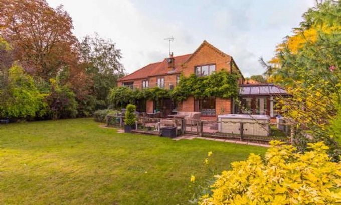 Norwich House | Host & Stay | Four Seasons