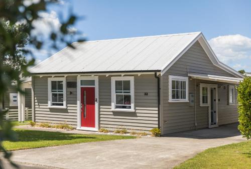 Waihi Beach House | Hosts on the Coast Pohtukawa Cottage