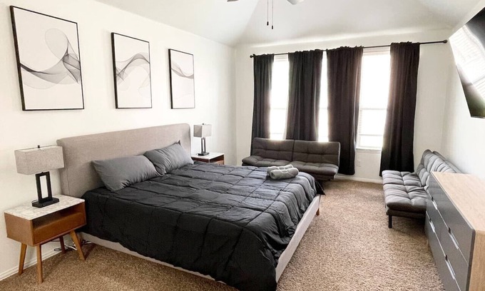 Little Elm House | Hot Tub 4BR Home - Huge Backyard, Game Room, Porch