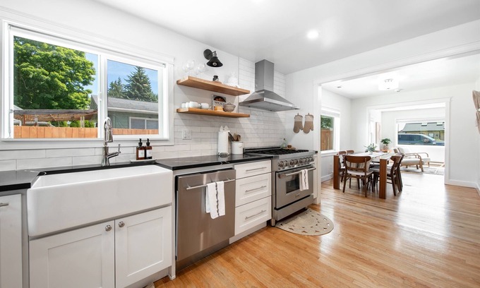 Shoreline House | *HOT TUB & AC* Single Level house| EV Charger, King Bed | Parking