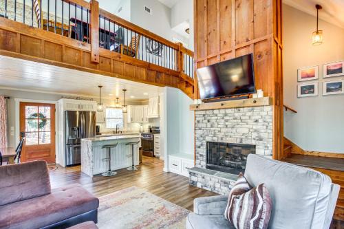 Eagle Mountain House | Hot Tub and Movie Room Updated Cabin in Ellijay!