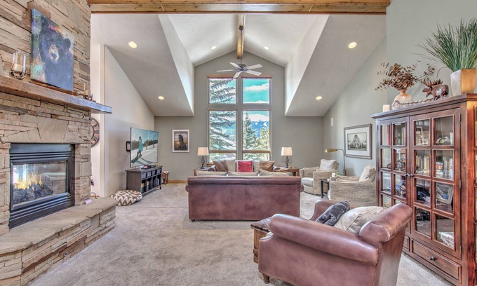 Weisshorn House | Hot Tub + Close to Downtown + Pet Friendly - Lazy Bear