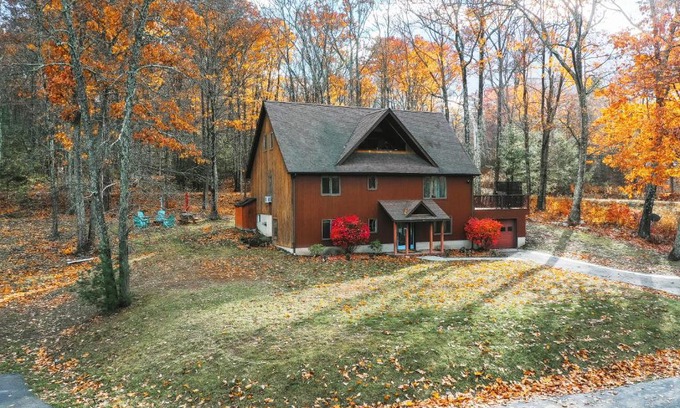 Kerhonkson House | Hot Tub-Fire Pit-Deck-BBQ-Spacious-Hiking