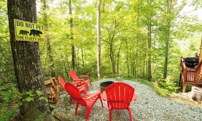 Almond Cabin | Hot Tub, Fire Pit & Fall Views, Near Polar Express