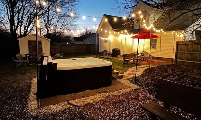 Graham House | Hot tub heaven w/12 ft ceilings + stunning bath